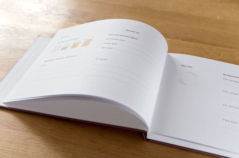Personalisierte Gästebuchseiten mit Platz für Einträge und Erinnerungen.