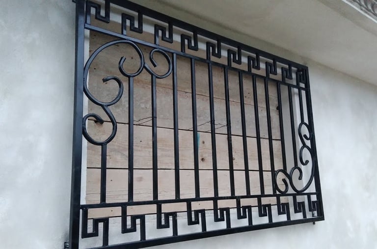 Protecciones de herrería para ventanas instaladas en casa