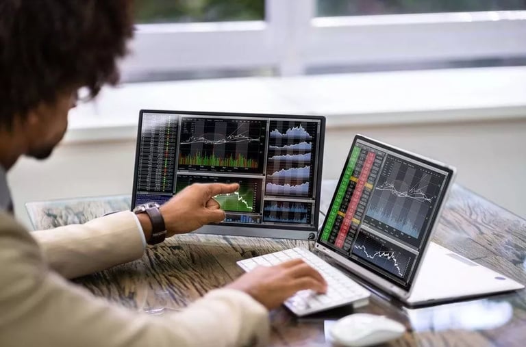foto de um jovem moreno estudando um gráfico financeiro