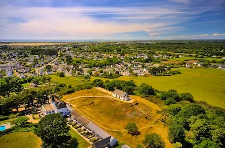Ty Bayon - Les lieux à visiter - Mégalithes et sites préhistoriques : Tumulus Saint-Michel