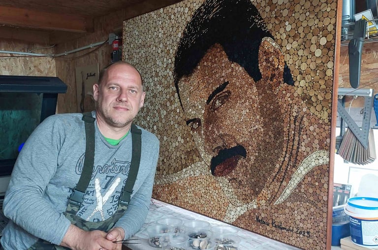 Ręcznie Wykonany Portret Freddie'go Mercury'ego z Drewnianych Krążków – Unikatowa Sztuka