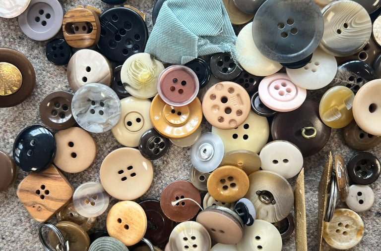 a bunch of buttons and buttons on a table