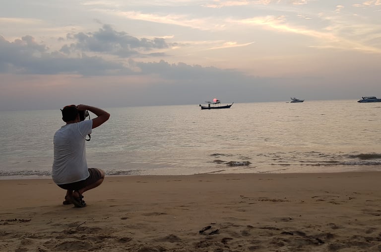 un homme prend une photo sur la plage