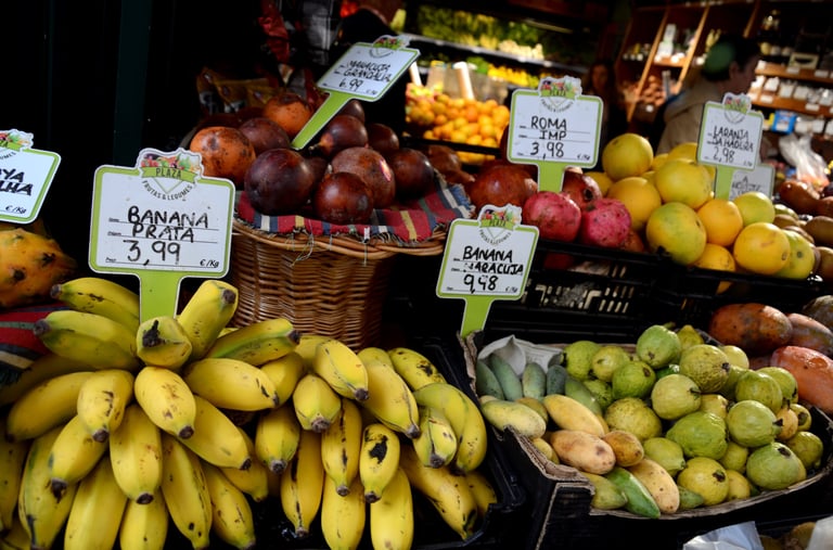 Bananes et Maracuja fruits de la passion au marché de Funchal à Madère