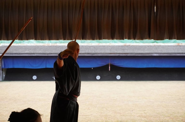Practicando kyudo en el budokan de Fukuoka. Hanare, One shot one life.