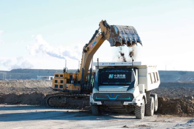 Huaneng autonomous truck getting loaded with sand 