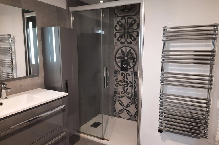 Salle de bain remise à neuf avec douche