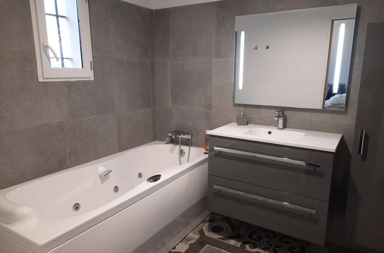 Salle de bain avec baignoire