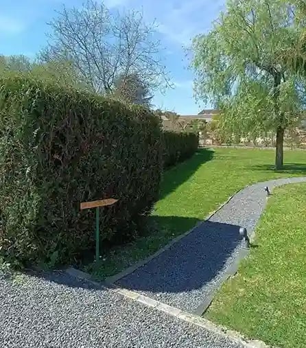 Panneau ALCYON 86 indiquant l'allée conduisant à la porte du cabinet de Francis BARRET à Lavoux