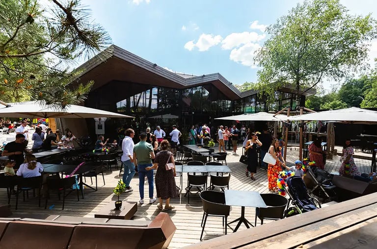 Vue d'ensemble d'un événement Summer Party à Luxembourg au Boos Café.