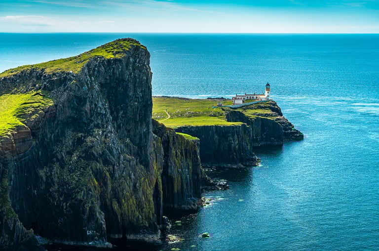 Les falaises de Neist Point, sur l'île de Skye, offrent une vue spectaculaire avec son phare solitaire face à l'océan.