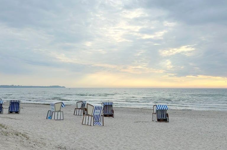 Strand von Juliusruh an der Ostsee auf Rügen mit Strandkörben