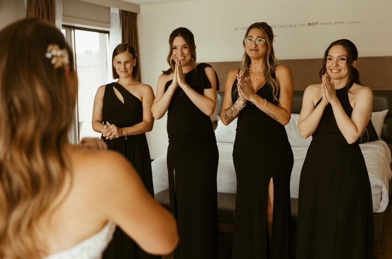 Des demoiselles d'honneur émues en voyant le dévoilement de la mariée