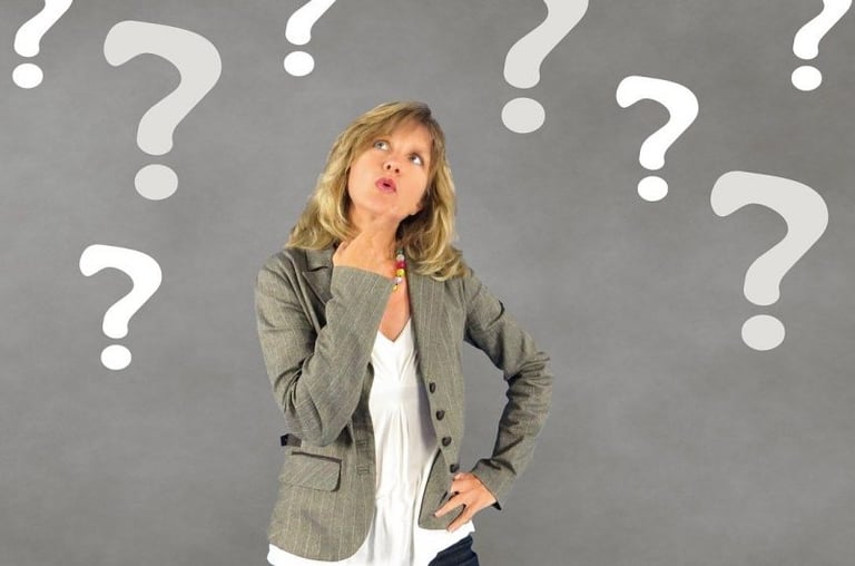 Client réfléchissant aux questions à poser avant de choisir un serrurier