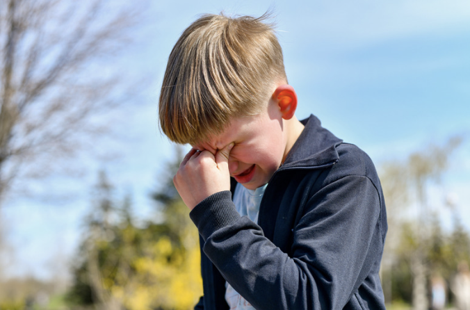 Un enfant en larmes, illustrant l’impact émotionnel du deuil sur les enfants