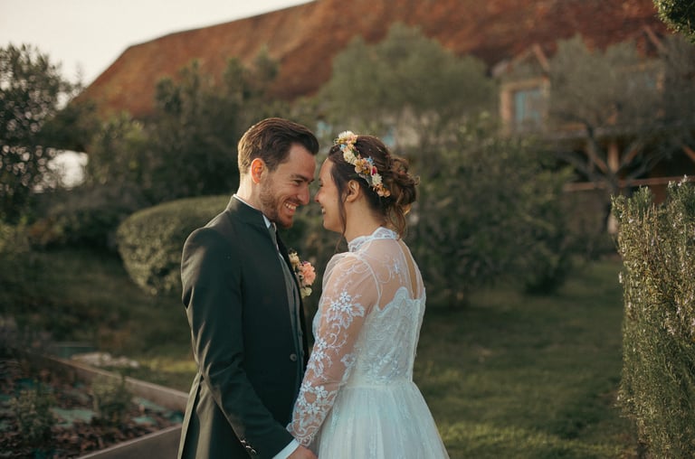Un marié et la mariée qui se regardent amoureusement