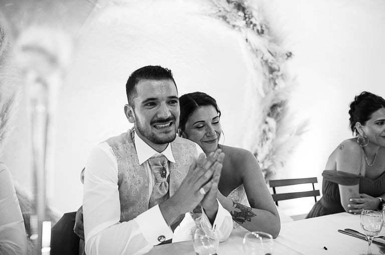 le marié qui est ému et la mariée qui lui fait un calin
