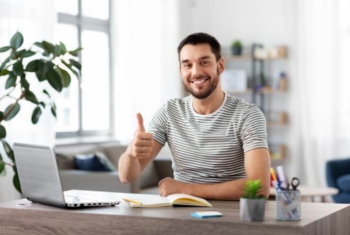 Homme qui retrouve confiance et motivation en accompagnement en bilan de compétences