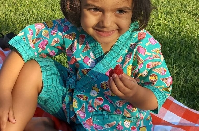 Conjunto infantil (Jinbei) prático de vestir e confortável para brincar.