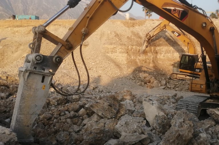 Excavadora 320D con martillo trabajando en sitio