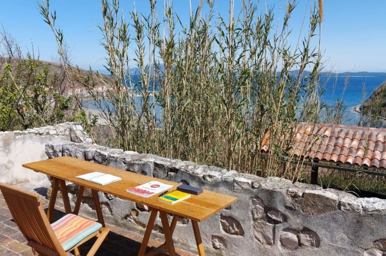 Vista do Mar Egeu da varanda nova no andar