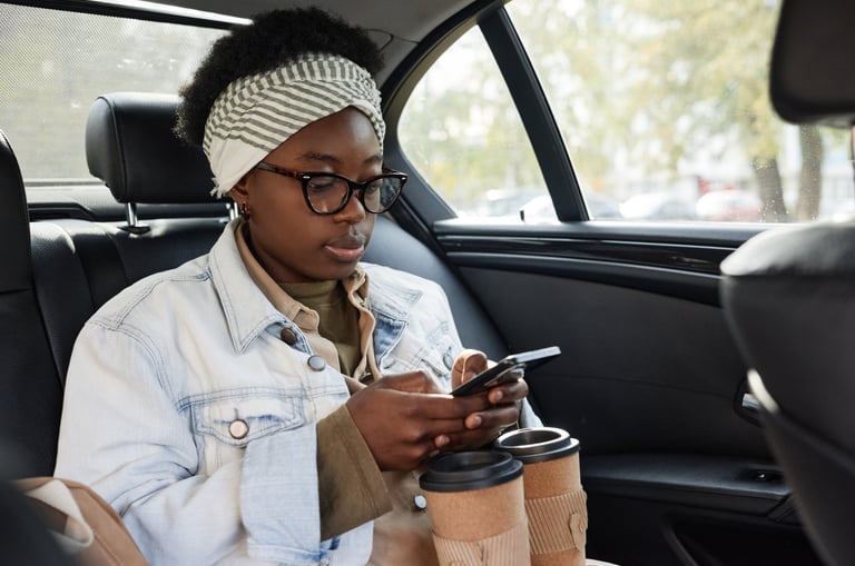 passageira utilizando celular durante traslado confortável de carro após chegada ao aeroporto
