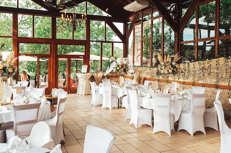 Salle de réception à l'auberge de la Klauss décorée pour après le vin d'honneur
