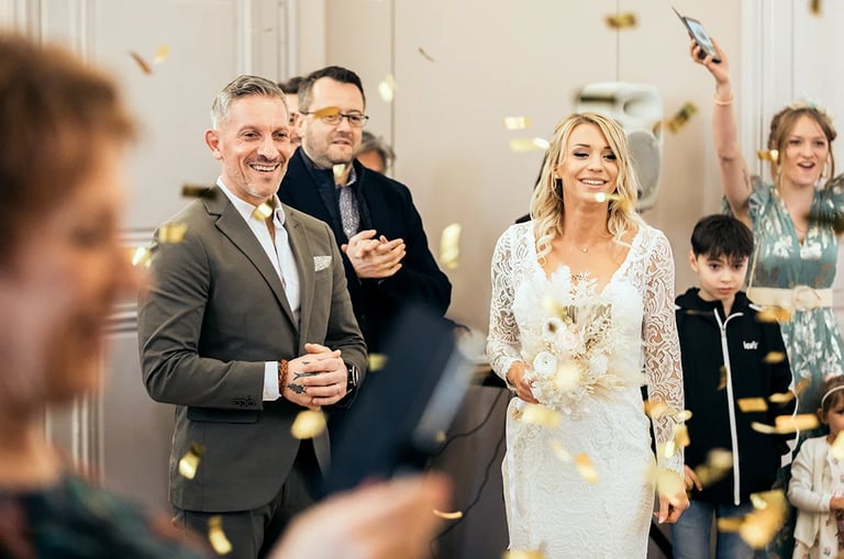 Vin d'honneur au château de Puxe avec confettis et ambiance festive.