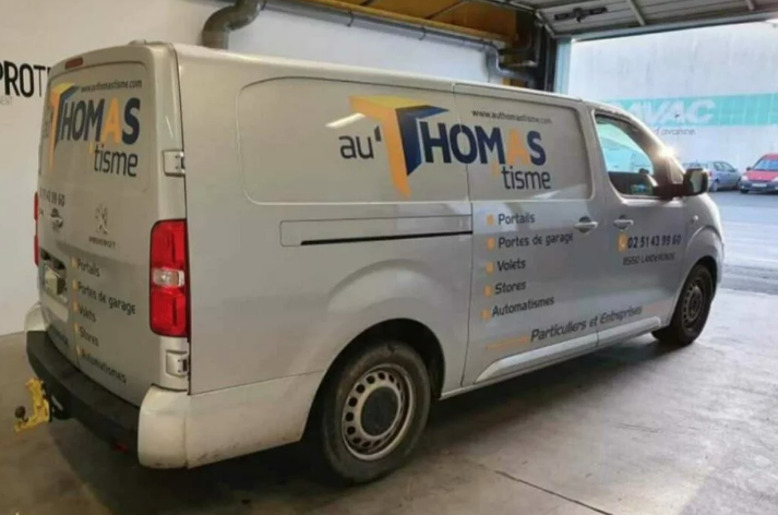 Destickage publicitaire utilitaire Denain Valenciennes, enlèvement d'autocollant camion Valenciennes