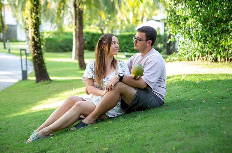 Пара на отдыхе на острове Фукуок сидит на траве