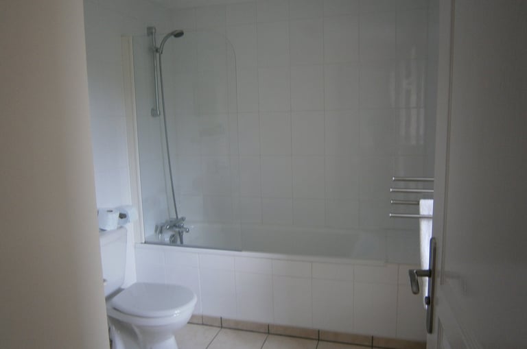 Les Sources Bedroom Élancèze ensuite bathroom