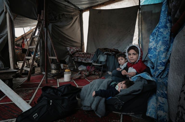 enfants dans une tente sombre réfugiés à gaza paelstine