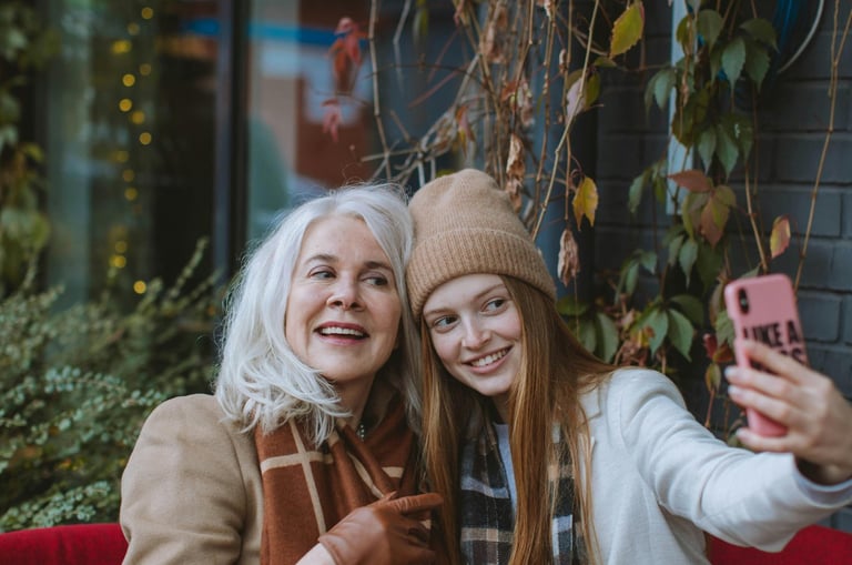 Photo d'une dame et une adolescente qui font un selfie