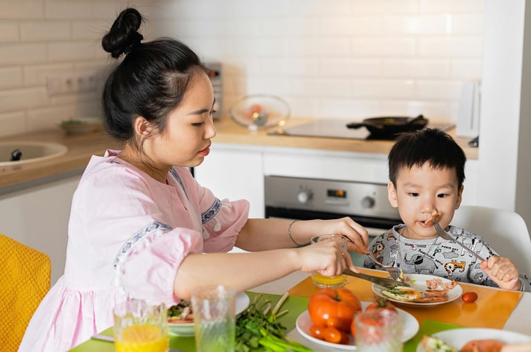 mère avec son enfant à table