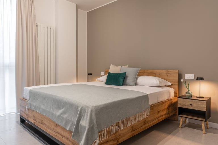 letto king con cuscini tende e riscaldamento