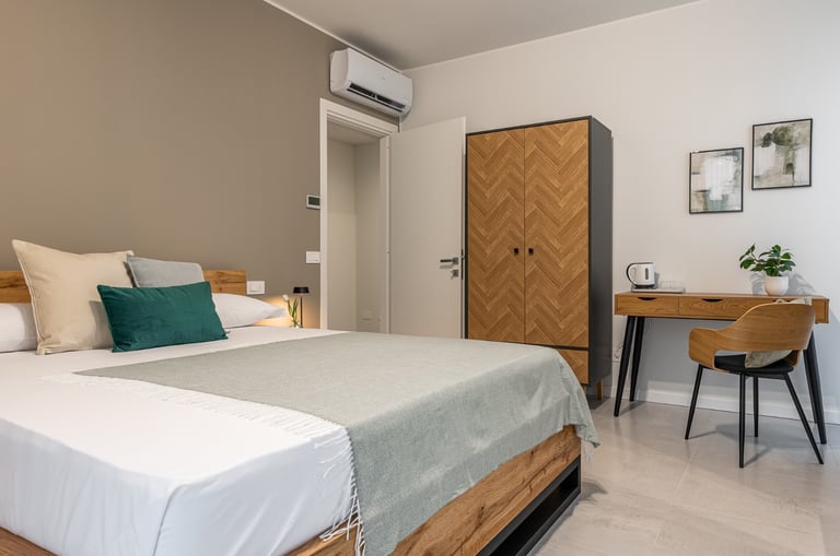 letto king e armadio con scrivania e bollitore