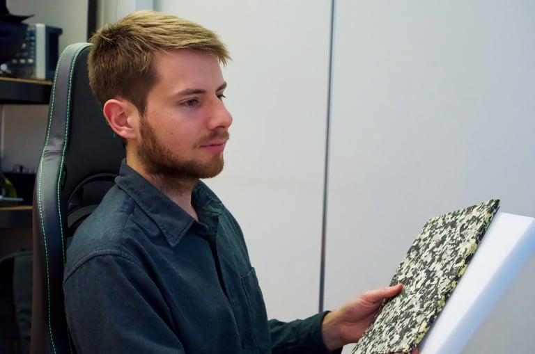 Choix entre une mousse PU acoustique et un feutre PE non tissé acoustique