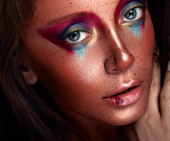 Aprenda a arte da preparação para maquiagem profissional.