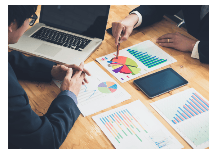 Export consultancy meeting with strategic planning documents on the table – Zyncopra foreign trade s