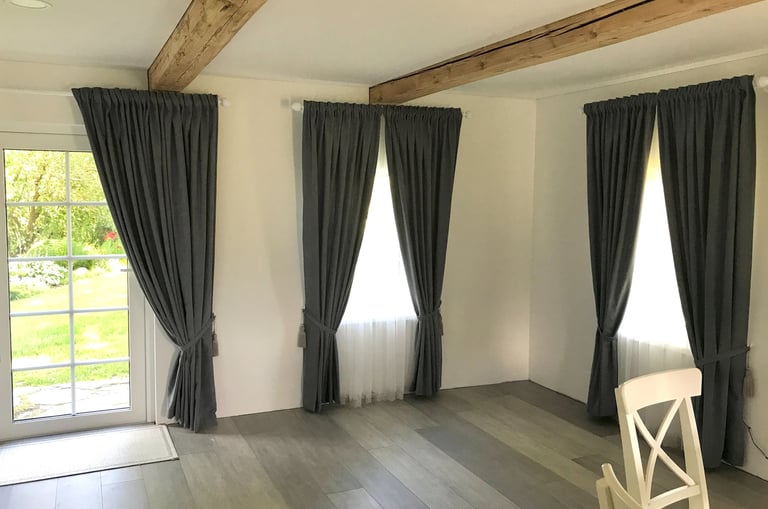 aukštos užuolaidos sodybai