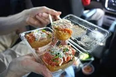 Poke inari sushi | © Cookingwiththehamster