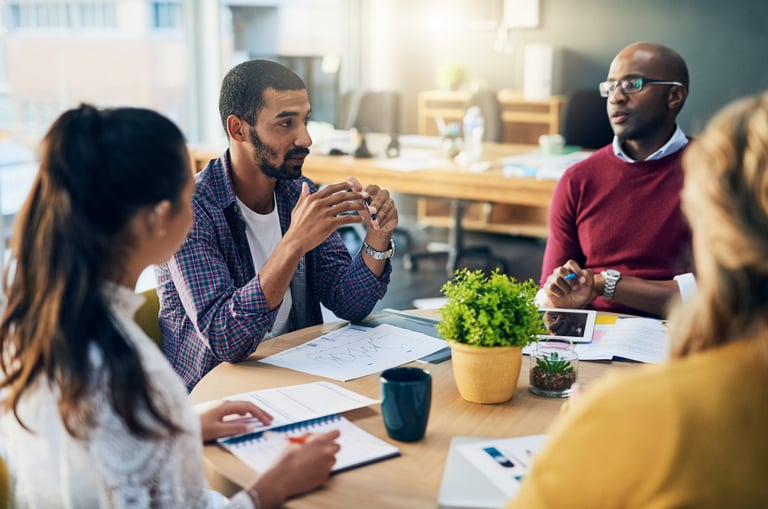 Uma equipe em reunião.