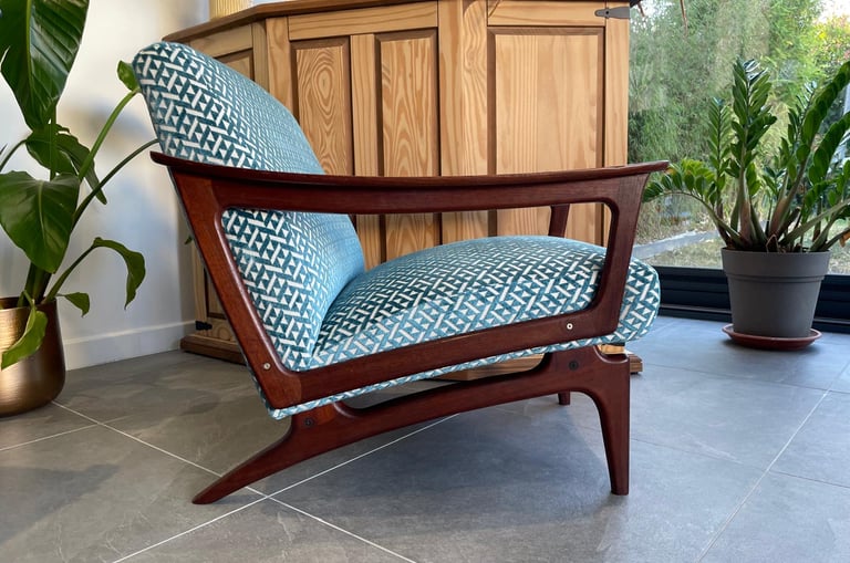 Rénovation fauteuil scandinave tissu géométrique bleu Romo réfection Kosy Atelier Tapissier