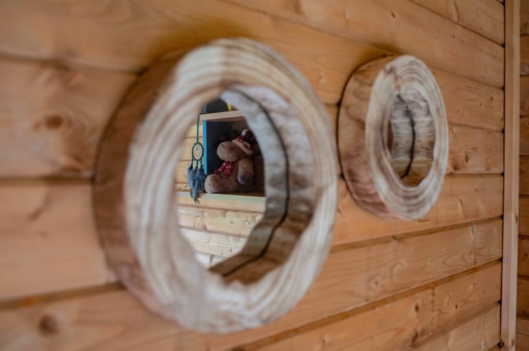 Coachinghut in de tuin waar Brainspotting sessies plaatsvinden in een rustige, veilige omgeving.