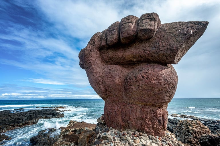 Statue d'un poing levé sur l'île de Pâques au Chili