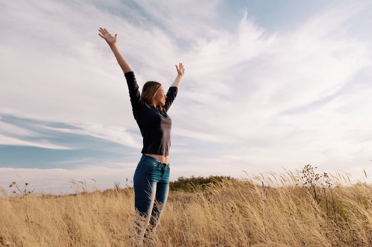 femme heureuse relaxation dynamique de Caycedo et bien-être à Yvetot