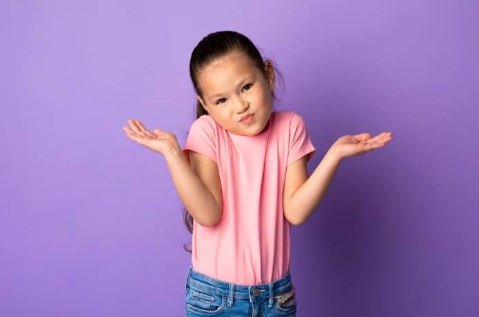 Une enfant qui se pose des questions sur l'hypnose