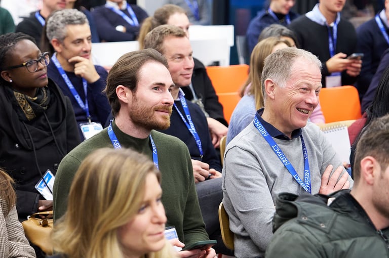 Photographie de deux hommes lors d'une conférence de l'évènement AI For Health à Paris.