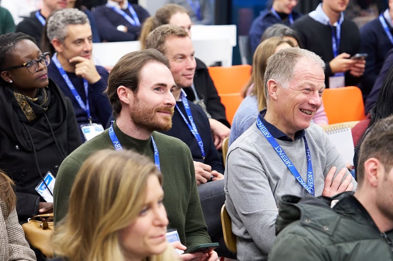 Photographie de deux hommes lors d'une conférence de l'évènement AI For Health à Paris.