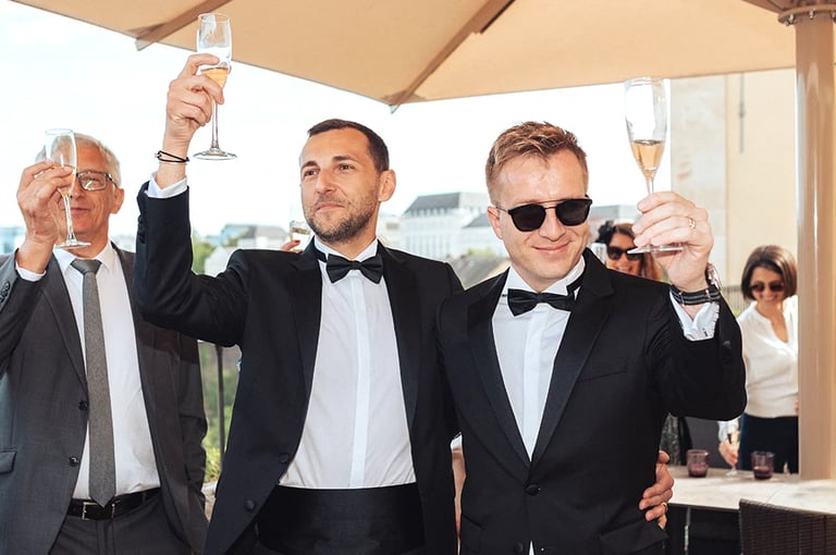 Franck et Guillaume levant leurs verres lors de leur mariage civil à Luxembourg.